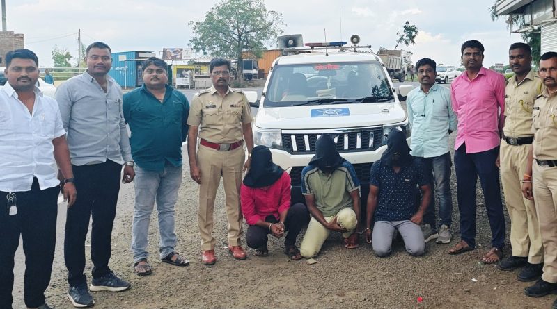 तरुणांच्या खुनाचा 24 तासांतच गुन्हा उघडकीस- मारेकरी सख्या भावासह तिघांना ठोकल्या बेड्या; टेंभुर्णी पोलिसांकडून जलद तपास ! तरुणांच्या खुनाचा 24 तासांतच गुन्हा उघडकीस- मारेकरी सख्या भावासह तिघांना ठोकल्या बेड्या; टेंभुर्णी पोलिसांकडून जलद तपास !