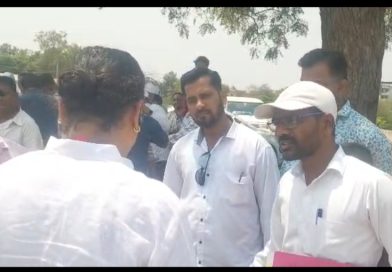 लोणंद पालखी तळ पाहणीदरम्यान वॉल कंपाऊंड प्रस्तावावर आक्षेप; प्रशासनाला काम थांबवण्याचे निर्देश लोणंद पालखी तळ पाहणीदरम्यान वॉल कंपाऊंड प्रस्तावावर आक्षेप; प्रशासनाला काम थांबवण्याचे निर्देश