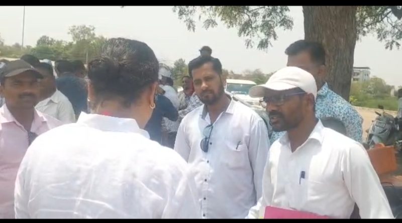 लोणंद पालखी तळ पाहणीदरम्यान वॉल कंपाऊंड प्रस्तावावर आक्षेप; प्रशासनाला काम थांबवण्याचे निर्देश लोणंद पालखी तळ पाहणीदरम्यान वॉल कंपाऊंड प्रस्तावावर आक्षेप; प्रशासनाला काम थांबवण्याचे निर्देश