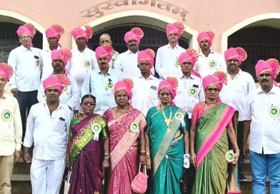 शिंदमध्ये भरला ४१ वर्षांनी दहावीचा वर्ग ! माजी विद्यार्थ्यांकडून शाळेला क्रिडा साहित्य भेट शिंदमध्ये भरला ४१ वर्षांनी दहावीचा वर्ग ! माजी विद्यार्थ्यांकडून शाळेला क्रिडा साहित्य भेट