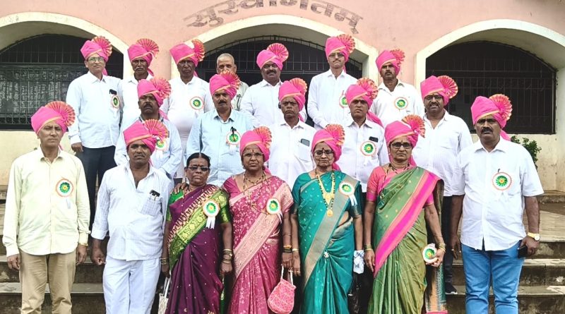 शिंदमध्ये भरला ४१ वर्षांनी दहावीचा वर्ग ! माजी विद्यार्थ्यांकडून शाळेला क्रिडा साहित्य भेट शिंदमध्ये भरला ४१ वर्षांनी दहावीचा वर्ग ! माजी विद्यार्थ्यांकडून शाळेला क्रिडा साहित्य भेट