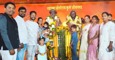 क्रांतीसूर्य फुलेंना समताभूमीत अभिवादन; आंबेडकरी सांस्कृतिक चळवळीच्या प्रतिनिधींची उपस्थिती क्रांतीसूर्य फुलेंना समताभूमीत अभिवादन; आंबेडकरी सांस्कृतिक चळवळीच्या प्रतिनिधींची उपस्थिती