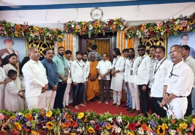 लोणंद येथे राज्याचे मदत पुनर्वसन मंत्री नामदार मकरंद आबा पाटील यांनी डॉक्टर आंबेडकर प्रतिमेस अभिवादन लोणंद येथे राज्याचे मदत पुनर्वसन मंत्री नामदार मकरंद आबा पाटील यांनी डॉक्टर आंबेडकर प्रतिमेस अभिवादन