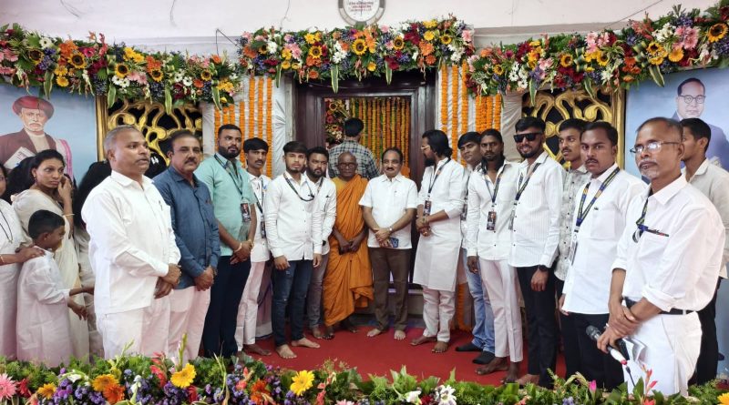 लोणंद येथे राज्याचे मदत पुनर्वसन मंत्री नामदार मकरंद आबा पाटील यांनी डॉक्टर आंबेडकर प्रतिमेस अभिवादन लोणंद येथे राज्याचे मदत पुनर्वसन मंत्री नामदार मकरंद आबा पाटील यांनी डॉक्टर आंबेडकर प्रतिमेस अभिवादन