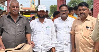 श्री संत ज्ञानेश्वर महाराज पालखी सोहळ्यात मुल्ला कुटुंबियांची सेवाभावी परंपरा; वारकरी बांधवांना बिस्किटे व चिक्कीचे प्रेमपूर्वक वाटप