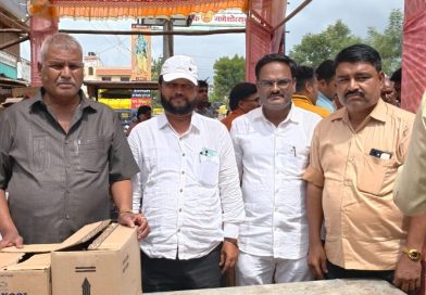 श्री संत ज्ञानेश्वर महाराज पालखी सोहळ्यात मुल्ला कुटुंबियांची सेवाभावी परंपरा; वारकरी बांधवांना बिस्किटे व चिक्कीचे प्रेमपूर्वक वाटप श्री संत ज्ञानेश्वर महाराज पालखी सोहळ्यात मुल्ला कुटुंबियांची सेवाभावी परंपरा; वारकरी बांधवांना बिस्किटे व चिक्कीचे प्रेमपूर्वक वाटप
