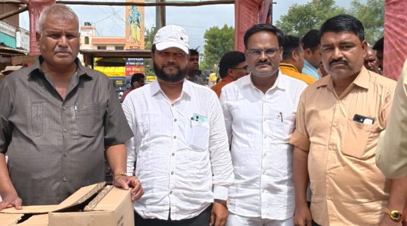 श्री संत ज्ञानेश्वर महाराज पालखी सोहळ्यात मुल्ला कुटुंबियांची सेवाभावी परंपरा; वारकरी बांधवांना बिस्किटे व चिक्कीचे प्रेमपूर्वक वाटप श्री संत ज्ञानेश्वर महाराज पालखी सोहळ्यात मुल्ला कुटुंबियांची सेवाभावी परंपरा; वारकरी बांधवांना बिस्किटे व चिक्कीचे प्रेमपूर्वक वाटप